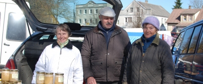 Švėkšniškiai Antanas Kenderis, Irena Sūdžienė ir Eugenija Šertvytienė skuba į turgų, kad galėtų tiesiog pabendrauti su pažįstamais.