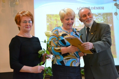 J. Andrijauskienė ir buvęs įstaigos direktorius R. Jovaiša apdovanojo Macikų socialinės globos namų darbuotojas už ilgametį darbą.