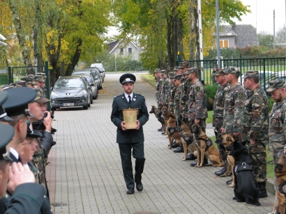 Valdas Stancikas lėtu žingsniu nunešė urną su savo tarnybinio šuns palaikais. VSAT nuotraukos