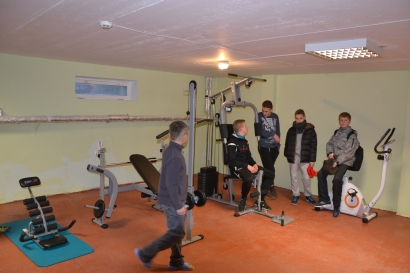 Rusnės specialiojoje mokykloje įrengtos dvi nedidelės sporto salės. Vienajoje jų – treniruokliai, kitoje – stalo teniso ir biliardo stalai.