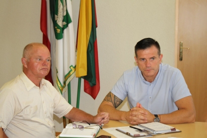 Pagėgių savivaldybės mero pavaduotojas E. Kuturys (dešinėje) ir administracijos direktoriaus pavaduotojas E. Dargužas. 