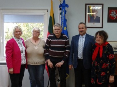 Šilutės rajono savivaldybės meras Vytautas Laurinaitis susitiko su H. Schmeil (trečias iš dešinės), jo žmona ir bendrijos „Heide“ pirmininke Gerlinda Stungurienė (pirma iš kairės) bei vokiečių kalbos mokytoja, vertėja Liuda Toleikiene.