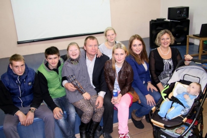 2.	Saugų vaikų globos namų ugdytiniams Viktorija (pirma iš dešinės) iš Vilniaus kartu su pagalbininkais atvežė įspūdingą šventę. 