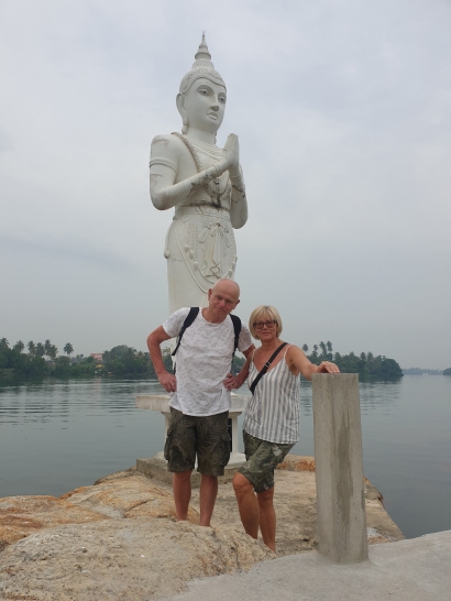 Juozas ir Violeta Šri Lankoje prie Budos skulptūros.