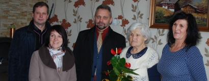 Iš kairės: I. e. seniūno pareigas K. Sadauskas, socialinio darbo organizatorė D. Kazlauskienė, Socialinės paramos skyriaus vadovas A. Šimelionis, A. Lukoševičienė ir jos dukra D. Mažutienė