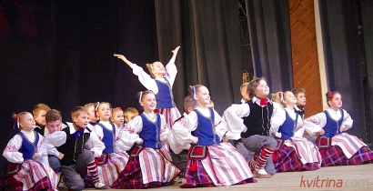Vaikai mokomi puoselėti lietuvių liaudies sceninį šokį ir  kultūrą.