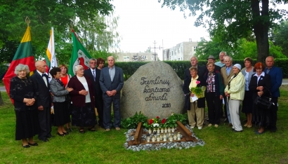 Stoniškių kaimo parkelyje iškilmingai atidengtas paminklinis akmuo, skirtas politiniams kaliniams ir tremtiniams, kurių gretos kasmet vis retėja.