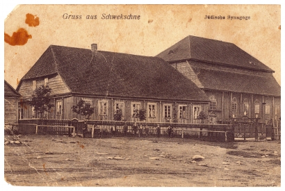 Medinės Švėkšnos sinagogos. Atvirukas, leidėjas M. Sieff, XX a. pradžia. (Šilutės Hugo Šojaus muziejaus Švėkšnos ekspozicija)