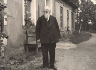 Mažosios Lietuvos patriarchas Martynas Jankus prie spaustuvės Bitėnuose pastato 1938 m. Pagėgių savivaldybės Martyno Jankaus muziejaus nuotr.