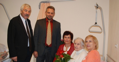 Iš kairės į dešinę - vicemeras A. Balčytis, Socialinės paramos skyriaus vedėjas A. Šimelionis, giminaitė J. Tverskienė, jubiliatė N. Baranova, socialinė darbuotoja J. Sadauskienė.