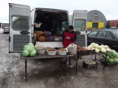 „Potvynis ir pažadai apie estakadą užkniso juodai“,- sakė daržoves į turgų atvežę rusniškiai.