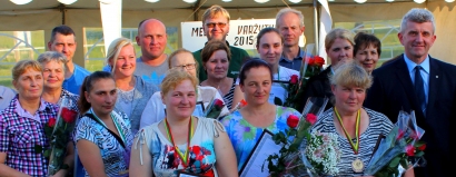 Aštuntųjų Pagėgių krašto melžėjų varžytuvių nugalėtojos L. Vaičikauskienė, L. Snegiriovienė, D. Jocienė (centre) su kitais dalyviais, organizatoriais ir svečiais.