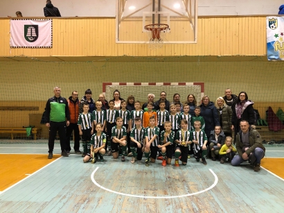 FK „Šilutės“ jaunieji futbolininkai su tėveliais ir treneriais.