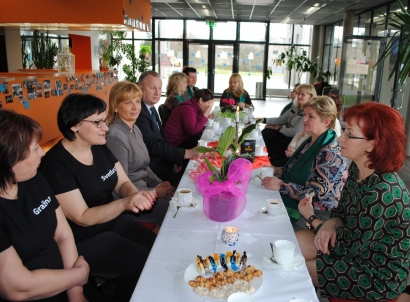 Pagėgių kultūros centro ir bibliotekos darbuotojos įsiamžino kartu su Savivaldybės vadovais.