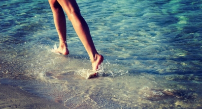 Fotolia nuotr. / Moteris bėga jūros pakrante