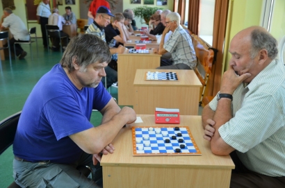 Šilutiškių lyderis Benediktas Bagočius (kairėje) žaidžia Rusnės turnyre su Kretingos atstovu Jonu Ruokiu.      