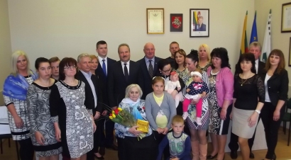 Atminčiai nuotrauka, kurioje S. Starkienė - kartu su Prezidentūros atstovais, Savivaldybės vadovais bei vaikais ir anūkais.