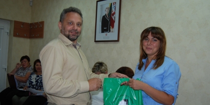 Socialinio darbo organizatorę Jurgitą Šadzevičienę su pirmąja darbo diena sveikino Socialinės paramos skyriaus vedėjas Alvidas Šimelionis.