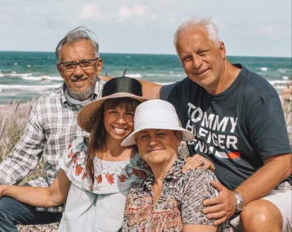 <f>Prie Baltijos, Šventojoje. Iš kairės: pastoriai kolegos Miltonas Magalhaes su žmona Lara ir Rimas Čeliauskas su žmona Danguole.