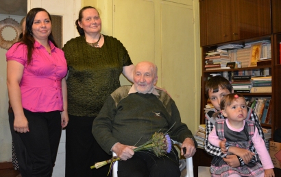 95-ojo gimtadienio proga mylimą tėtį, senelį bei prosenelį atvyko pasveikinti Marcelino dukra Rūta (stovi už jubiliato), anūkė Viktorija (pirma iš kairės) ir du Marcelino proanūkiai.