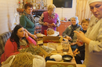 Bikavėniškės susirinko pasimokyti kalėdinių papuošimų gamybos.
