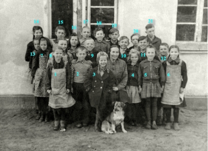 Die Schulklasse von Nidden 1949 m. (Mokinių klasė iš Nidos 1949 m.)                                                   1 Peleikis Hannelore  2 Kuhr Dietmar  3 Počebutas Sabina  4 Wehleit Gerda  5 Barkeit Karin  6 Peleikis Renate  7 Roespel Gertrud  8 Froese Lieselotte  9 Wehleit Günter  10 Barkeit Gerd  11 Barkait Heinz  12 Pietsch Werner  13 Weinhold Rosemarie  14 Wehleit Eva  15 Pippis Hildegard  16 Sturmeit Hildegard  17 Froese Anna  18 Sakuth Christel  19 Barkeit Harri  20 Peleikis Walter  21 Pietsch Hermann. Nuotrauka iš wiki.genealogie.net  