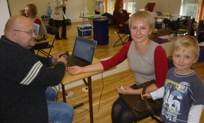 Nacionalinio kraujo centro gydytojas Gintaras Jankauskas ir Joana Jasaitytė-Žilinskė, kraujo duoti atėjusi su sūneliu Viltautu.