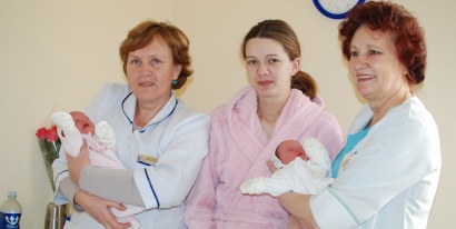 Vyriausioji akušerė Regina Arnašienė, mama Giedrė Bžeskuvienė bei akušerė Dalina Gaubienė.