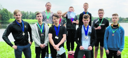 Šilutės sporto mokyklos irkluotojų rinktinė pirmenybėse laimėjo 17 medalių.