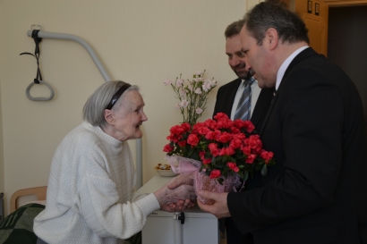 Šilutės senelių globos namuose gyvenanti Stefanija džiaugėsi sulaukusi garbių svečių.