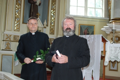 Liūdėdami parapijiečiai atsisveikino su kunigu Kazimieru Lesčiausku ir maloniai priėmė naująjį sielų ganytoją Stanislovą Anužį.