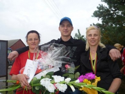 Melžėjų varžytuvių Pagėgiuose pirmosios, antrosios ir trečiosios vietos laimėtojai: Lina Snegiriovienė, Diana Dilbienė ir Ričardas Čiužas.