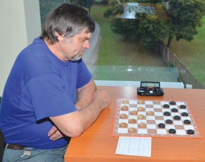 B. Bagočius, išstudijavęs ne vieną šaškių žaidimo vadovėlį, yra kietas varžovas, ypač gerai žaidžiantis su aukšto reitingo konkurentais. 