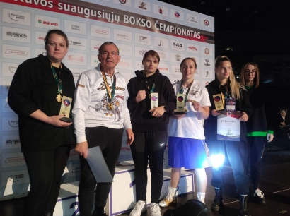 Čempionės (iš kairės): A. Kilpienė, treneris V. Murauskas, I. Lešinskytė, A. Aučiūtė ir tauragiškė R. Altaravičiūtė.