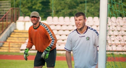 „Šilutės“ vartų sargui Liudvikui Valiui (oranžiniai marškinėliai) nepavyko išsaugoti  savo tvirtovės. 