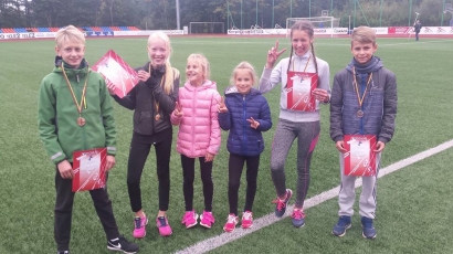 Šilutės sporto mokyklos jauniausia lengvaatlečių pamaina šauniai pasirodė Klaipėdos apskrities atvirose lengvosios atletikos pirmenybėse.