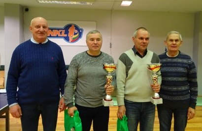 Turnyro čempionai „Ragainės“ stalo tenisininkai Renatas Muchamedjarovas ir Romas Gečas (viduryje) nusifotografavo su mero pavaduotoju S. Šepučiu ir varžybų organizatoriumi J. Piekautu.