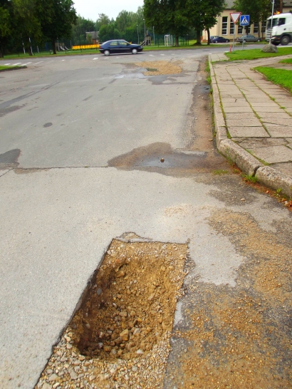 Į tokią asfalto išpjovoje atsiradusią duobę pataikiusiam automobilio dešiniajam ratui gyvenimas tikrai jau būtų pasibaigęs...