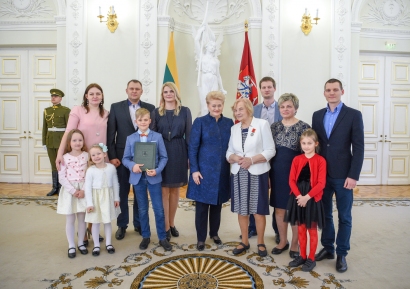 Lietuvos Respublikos Prezidentė Dalia Grybauskaitė apdovanojo O. Venckienę.