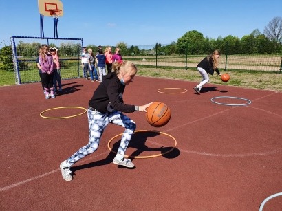 Mokiniai džiaugėsi ne tik puikiu oru, įrengta nauja krepšinio (futbolo) aikštele, bet ir puikia galimybe dieną pradėti aktyviai ir efektyviai nusiteikus! Autorės nuotr.