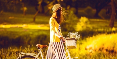 Fotolia nuotr. / Mergina su dviračiu.