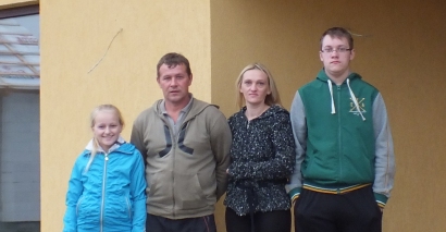 Ūkininkai Vytautė ir Arūnas Kučinskai su sūnumi Karoliu, padedančiu tėvams ūkininkauti, ir vienuolikamete dukrele Gabija, kuri jau turi savo triušiukų ir kačiukų „ūkį“.