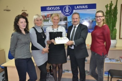 Šilutės turizmo informacijos centro darbuotojus Turizmo dienos proga pasveikino meras V. Laurinaitis, kuris vieną dieną tapo centro vadovu.