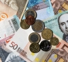 Nuo kovo litus į eurus nemokamai keis tik bankai