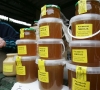 Užrašas etiketėje – „Bičių medus“, o indelyje – cukraus sirupas?