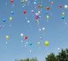 Šventinis atributas balionėlis atlieka tampa vos paleistas į orą