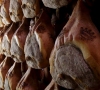 Rūkytos mėsos pasmerkimas piktina Italijos kumpių gamintojus