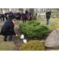 Seimo narys A. Skardžius ant H. Šojaus kapo padėjo gėlių.
