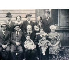 Paskutiniojo Žemaičių Naumiesčio žydų rabino Lesino šeima, 1939 m. (Fotografijos kopija saugoma  Šilutės Hugo Šojaus muziejaus Žemaičių Naumiesčio ekspozicijoje).