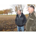 Užlieknių kaimo ūkininkas Algimantas Leščinskas ir rudeninio arimo kokybės vertinimo komisijos narys Kaimo reikalų skyriaus vyresnysis specialistas-agronomas Darius Lidžius (dešinėje).